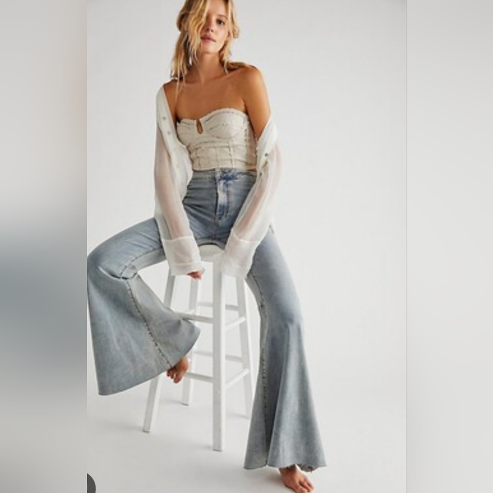 WE THE FREE, NW. SUPER flare, light wash, size 27.